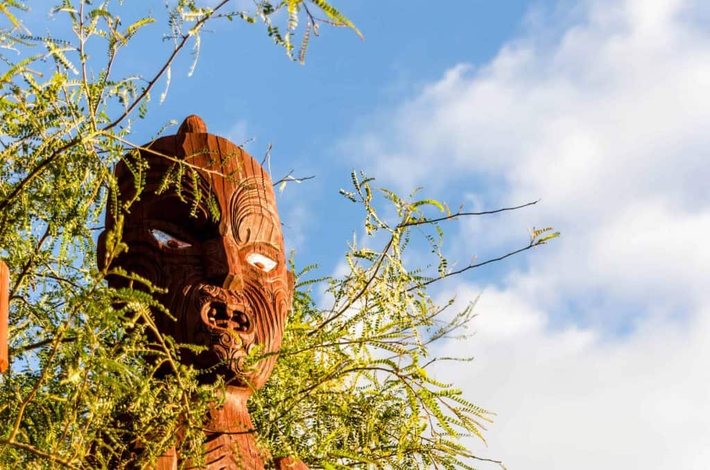 Hamilton-Gardens-Maori-Schnitzerei