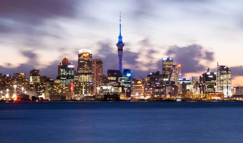auckland-skyline-nacht-hintergrund-scaled